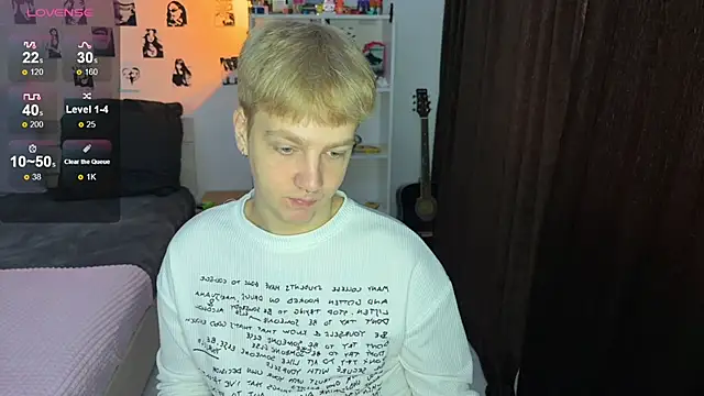 Snapshot of olivertasty chatting on 10-13-25, 01:00 olivertasty online show from 10-13-25, 01:00