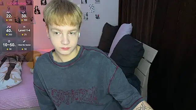 Snapshot of olivertasty chatting on 10-17-25, 02:30 olivertasty online show from 10-17-25, 02:30