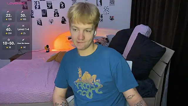 Snapshot of olivertasty chatting on 10-22-25, 02:34 olivertasty online show from 10-22-25, 02:34