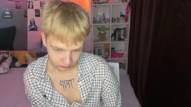 Snapshot of olivertasty chatting on 11-10-25, 12:37 olivertasty online show from 11-10-25, 12:37