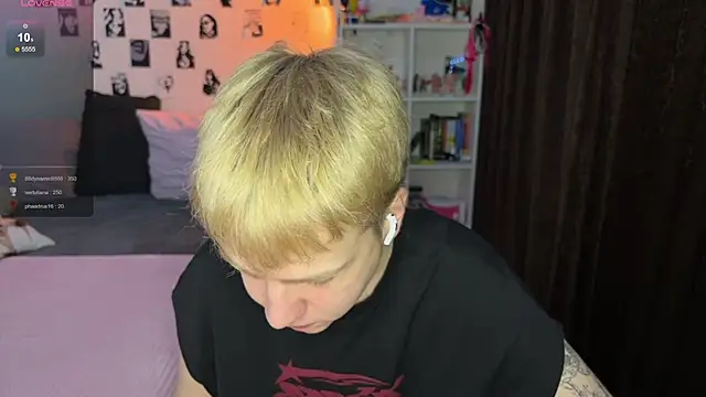 Snapshot of olivertasty chatting on 11-13-25, 01:54 olivertasty online show from 11-13-25, 01:54