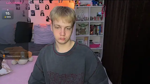 Snapshot of olivertasty chatting on 11-19-25, 12:43 olivertasty online show from 11-19-25, 12:43