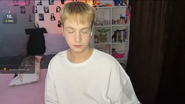 Snapshot of olivertasty chatting on 11-19-25, 01:22 olivertasty online show from 11-19-25, 01:22