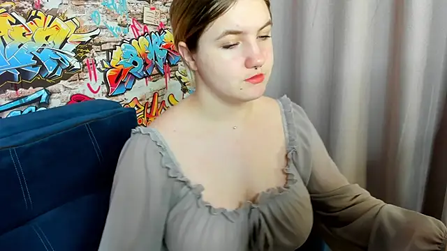 Julia Jips online show from 10-14-25, 01:06