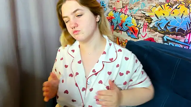 Julia Jips online show from 10-15-25, 01:06