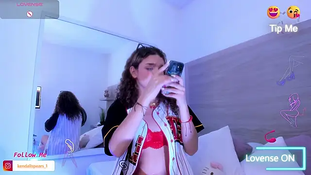 Snapshot of Kylie_Cross chatting on 09-10-25, 06:46 Kylie Cross online show from 09-10-25, 06:46