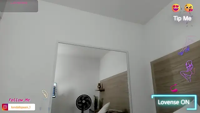 Snapshot of Kylie_Cross chatting on 09-19-25, 04:03 Kylie Cross online show from 09-19-25, 04:03