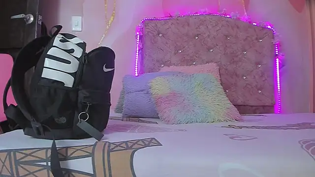 violet taylor  online show from 01-06-26, 02:15