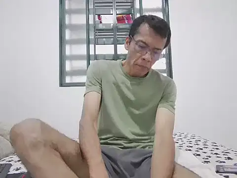 skinnylatino51 online show from 09-18-25, 12:40