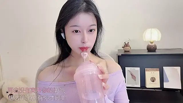 Snapshot of Onechestnut chatting on 10-12-25, 11:26 Onechestnut online show from 10-12-25, 11:26