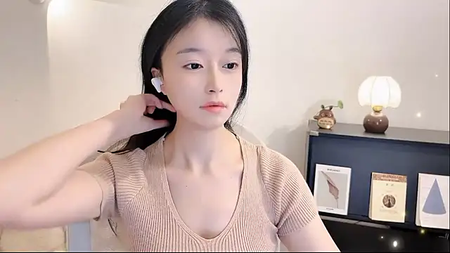 Snapshot of Onechestnut chatting on 11-10-25, 12:04 Onechestnut online show from 11-10-25, 12:04