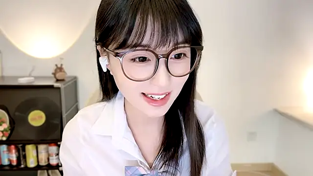Snapshot of Onechestnut chatting on 07-20-26, 11:34 Onechestnut online show from 07-20-26, 11:34