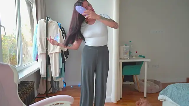 Snapshot of EwelynScott chatting on 11-05-25, 06:57 EwelynScott online show from 11-05-25, 06:57