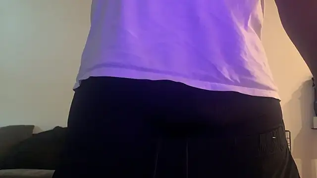 Snapshot of sneakdalink chatting on 11-15-25, 03:52 sneakdalink online show from 11-15-25, 03:52