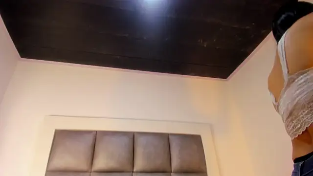 Snapshot of Mia_lopez__ chatting on 09-23-25, 01:03 Mia lopez   online show from 09-23-25, 01:03