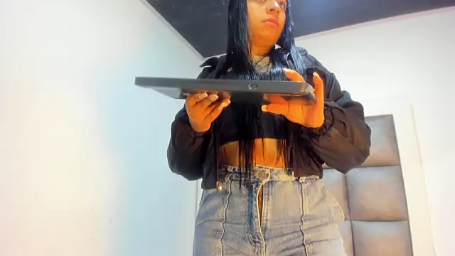 Snapshot of Mia_lopez__ chatting on 10-10-25, 01:21 Mia lopez   online show from 10-10-25, 01:21