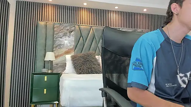 Snapshot of Michael_blue chatting on 10-01-25, 02:12 Michael blue online show from 10-01-25, 02:12