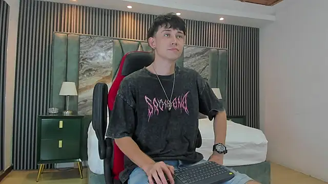 Snapshot of Michael_blue chatting on 10-09-25, 08:18 Michael blue online show from 10-09-25, 08:18