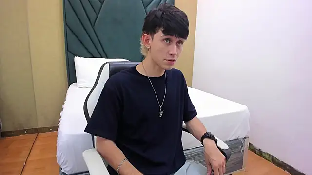 Snapshot of Michael_blue chatting on 10-25-25, 08:47 Michael blue online show from 10-25-25, 08:47