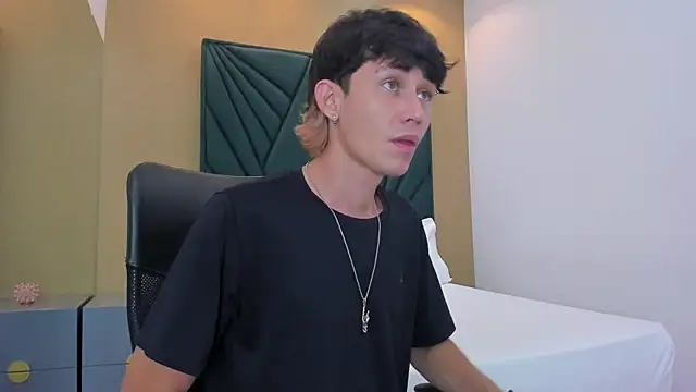 Snapshot of Michael_blue chatting on 12-17-25, 12:00 Michael blue online show from 12-17-25, 12:00