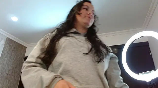 Snapshot of elamurray chatting on 11-26-25, 11:22 elamurray online show from 11-26-25, 11:22