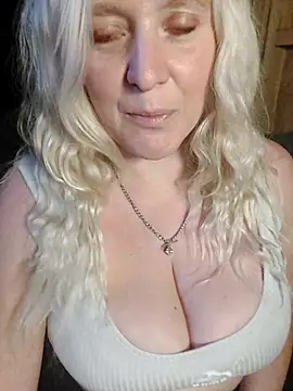 Snapshot of Bouncy-Bella28X chatting on 10-08-25, 11:30 Bouncy-Bella28X online show from 10-08-25, 11:30