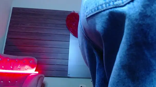 Snapshot of Karol_Yessenia chatting on 10-21-25, 01:56 Karol Yessenia online show from 10-21-25, 01:56