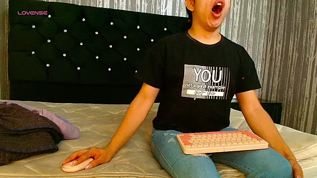 Alicee Moonn online show from 04-23-26, 07:05