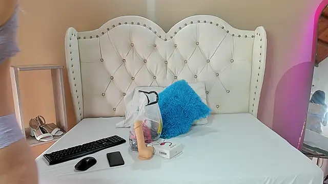 Snapshot of Alison_Milk chatting on 10-15-25, 01:22 Alison Milk online show from 10-15-25, 01:22