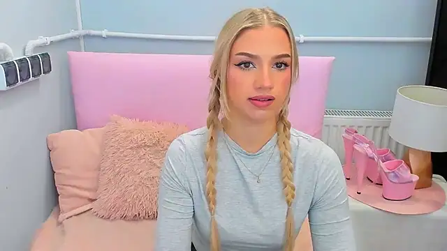 EvetteRose online show from 10-28-25, 05:04