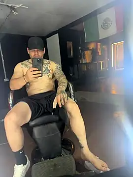 Snapshot of crazybarber69 chatting on 09-19-25, 06:48 crazybarber69 online show from 09-19-25, 06:48