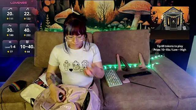 LunaBunny8 online show from 10-07-25, 08:11