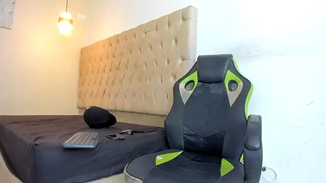 Snapshot of Darkknightx01 chatting on 10-21-25, 02:01 Darkknightx01 online show from 10-21-25, 02:01