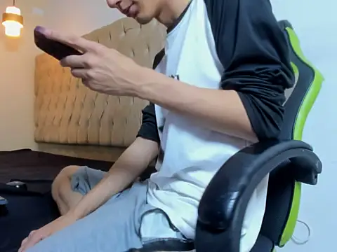 Snapshot of Darkknightx01 chatting on 11-17-25, 01:44 Darkknightx01 online show from 11-17-25, 01:44