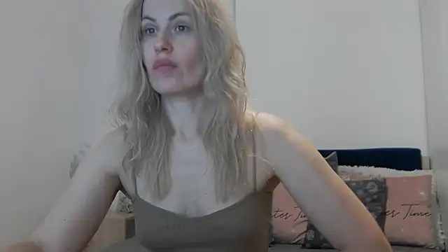 Snapshot of Lika_Soul chatting on 12-20-25, 04:36 Lika Soul online show from 12-20-25, 04:36