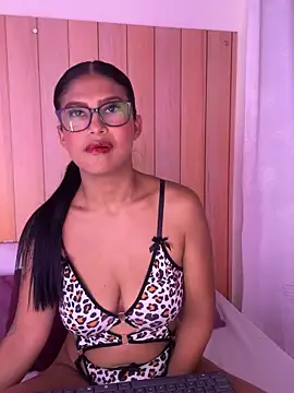 Snapshot of daphnevans chatting on 10-18-25, 03:53 daphnevans online show from 10-18-25, 03:53