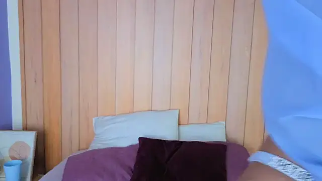 Snapshot of daphnevans chatting on 12-14-25, 03:34 daphnevans online show from 12-14-25, 03:34