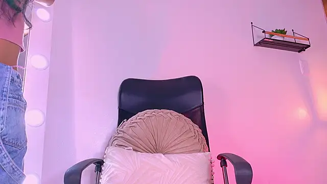 TiffValentinee  online show from 10-06-25, 07:55