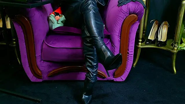 Snapshot of VivianReeve chatting on 09-25-25, 05:22 VivianReeve online show from 09-25-25, 05:22