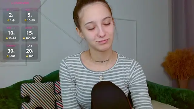 Snapshot of Little_cherryy__ chatting on 10-13-25, 06:46 Little cherryy online show from 10-13-25, 06:46