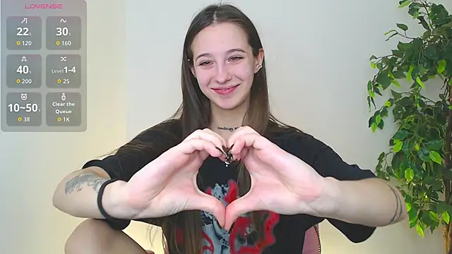 Snapshot of Little_cherryy__ chatting on 10-18-25, 06:48 Little cherryy online show from 10-18-25, 06:48