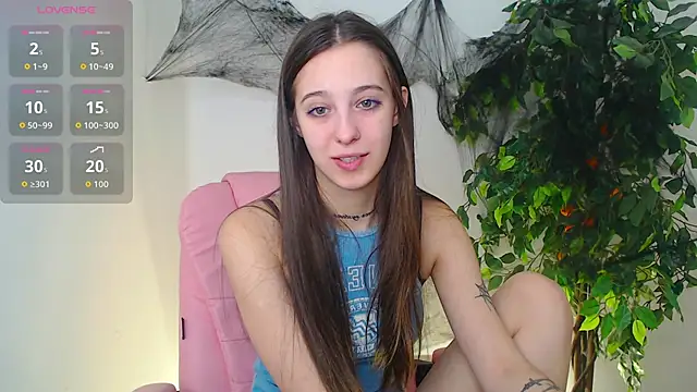 Snapshot of Little_cherryy__ chatting on 10-28-25, 08:18 Little cherryy online show from 10-28-25, 08:18