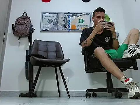 Snapshot of Latins_Boss chatting on 06-12-26, 05:56 Latins Boss online show from 06-12-26, 05:56
