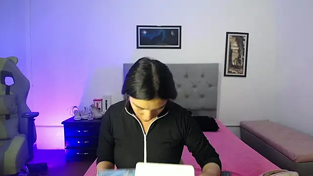 Esmeraldaa- online show from 10-05-25, 04:33