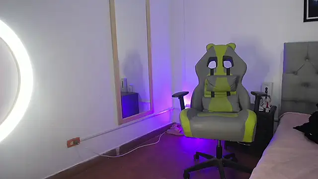 Esmeraldaa- online show from 10-31-25, 03:51