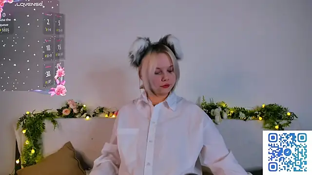 Snapshot of girlllsooft chatting on 10-23-25, 01:10 girlllsooft online show from 10-23-25, 01:10