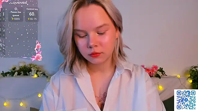 Snapshot of girlllsooft chatting on 11-10-25, 01:37 girlllsooft online show from 11-10-25, 01:37