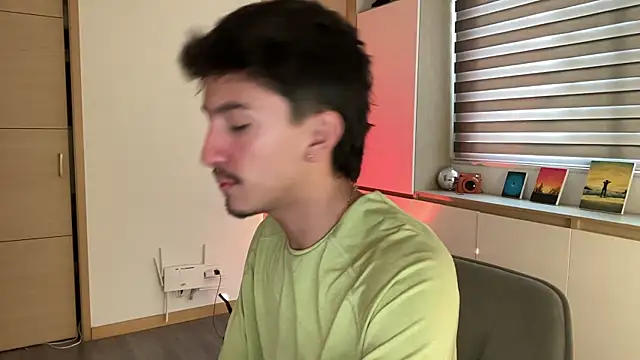 sweettaaron01 online show from 12-15-25, 06:01