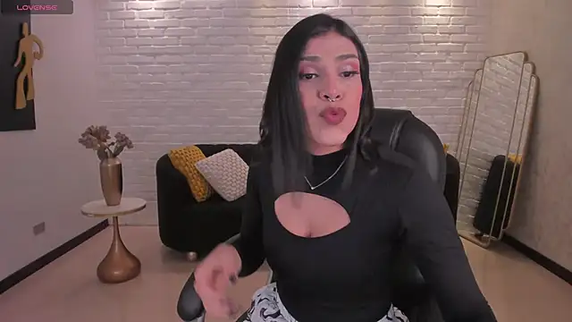 SarahYates online show from 11-21-25, 04:22