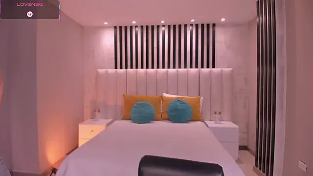 Snapshot of IsabellaMoreau chatting on 10-15-25, 07:36 IsabellaMoreau online show from 10-15-25, 07:36